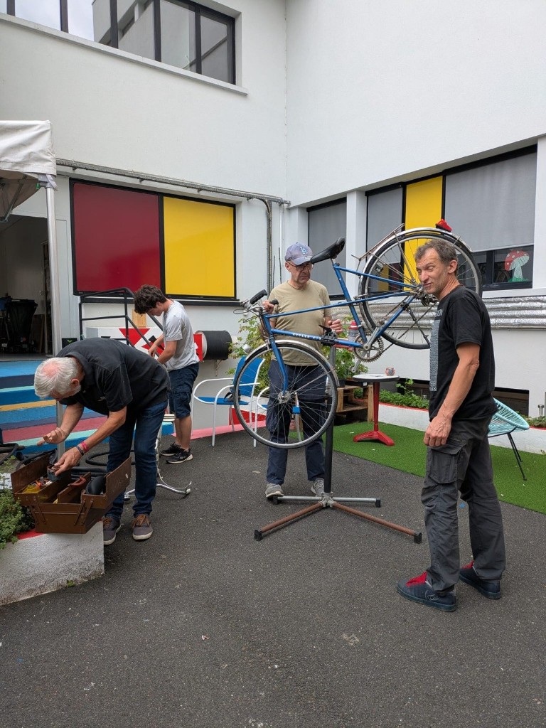 La cour : atelier vélo et vie en extérieur